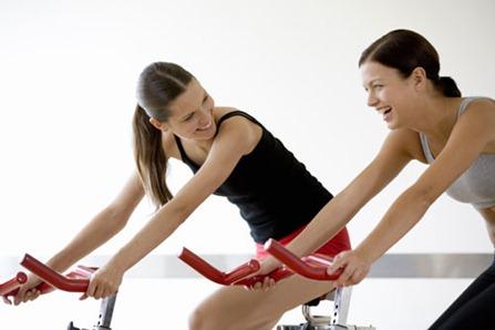 Mujeres haciendo bicicleta estática