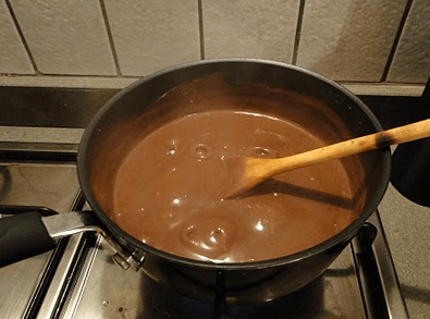Pudin de chocolate casero en un vaso