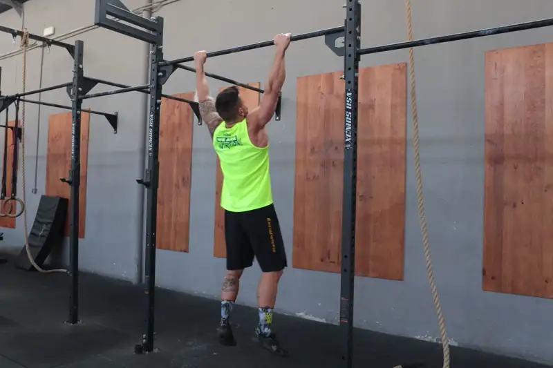 Dominada agarre ancho