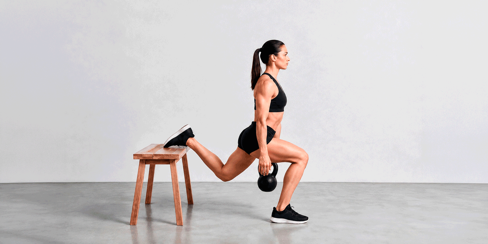 Sentadilla búlgara con kettlebell contralateral