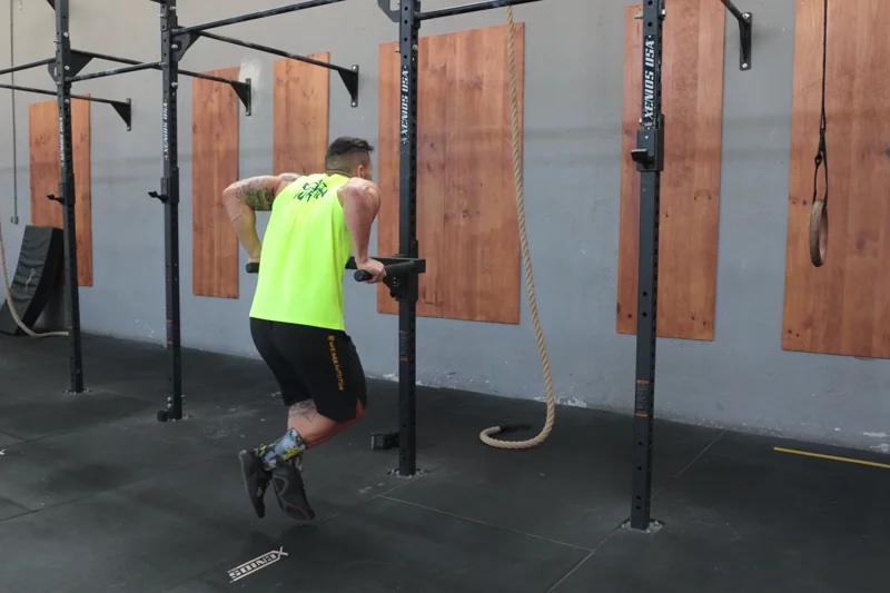 Fondos de pecho en paralelas