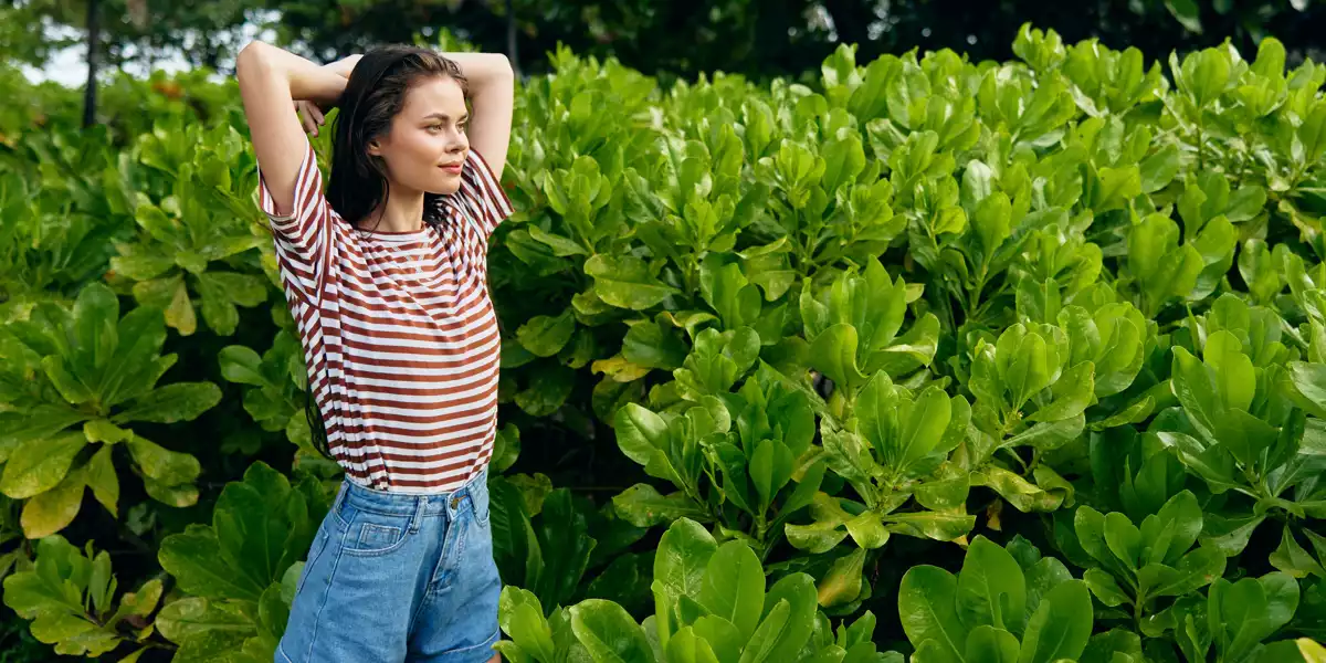 Frau geht durch Plantage