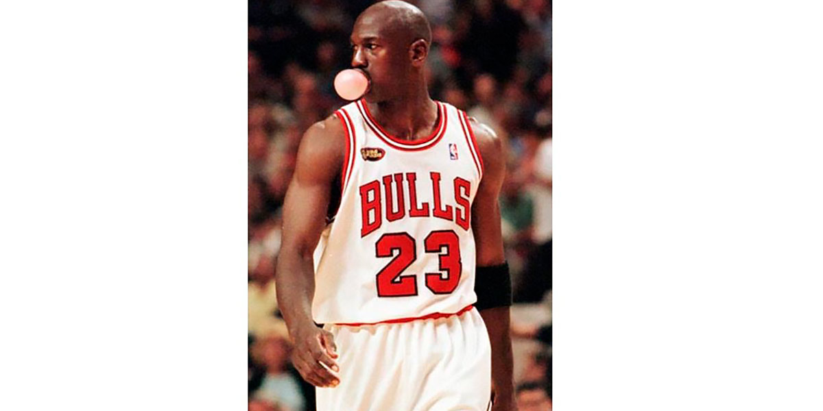Jordan mascando chicle