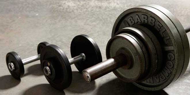 Barras VS Mancuernas: ¿con cuál se levanta más peso?