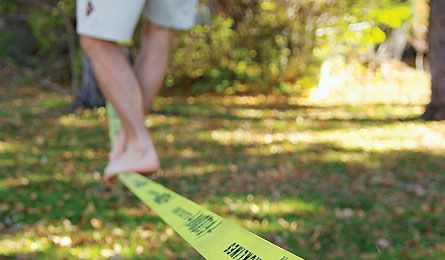 Aguantar el equilibrio en una cinta slackline