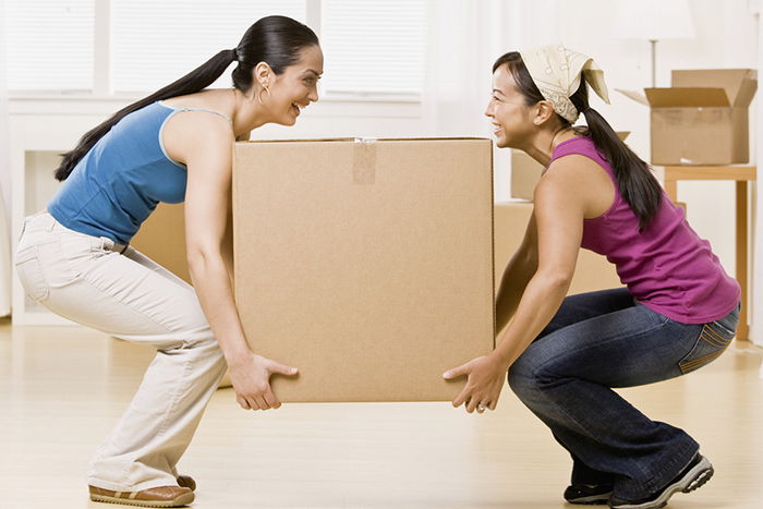 Como recoger correctamente un objeto pesado sin lesionarse