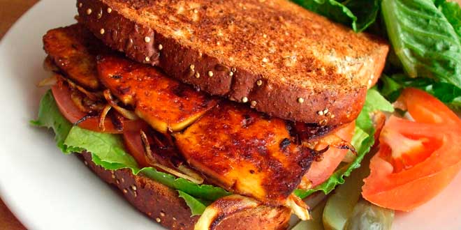 Sándwich de tofu braseado con crema de anacardos Sándwich de tofu braseado con crema de anacardos