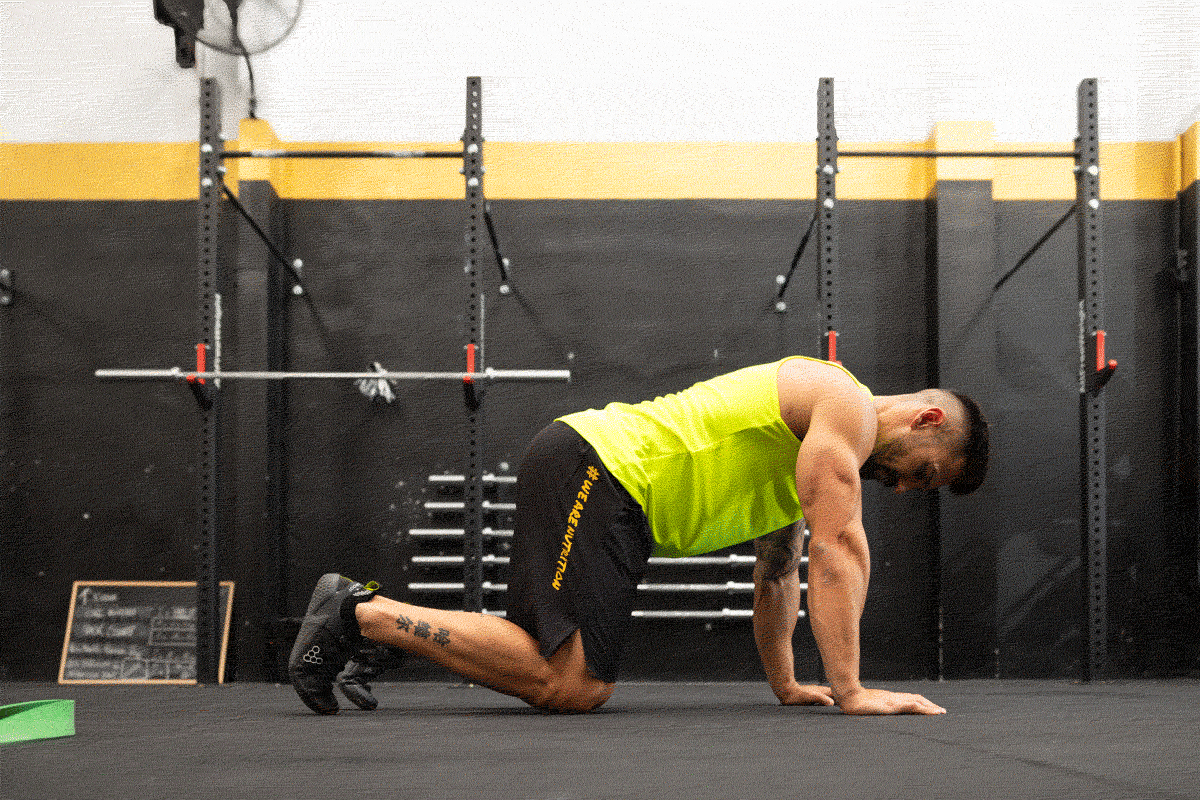 Vierfüßlerstand mit Beinheben