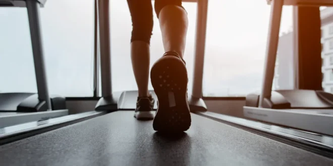 Correr en cinta y por la calle: qué es mejor y por qué