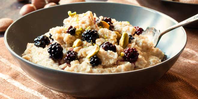 Gachas de Avena con Moras y Pistachos