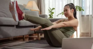 Mujer realizando rutina de abdominales en casa