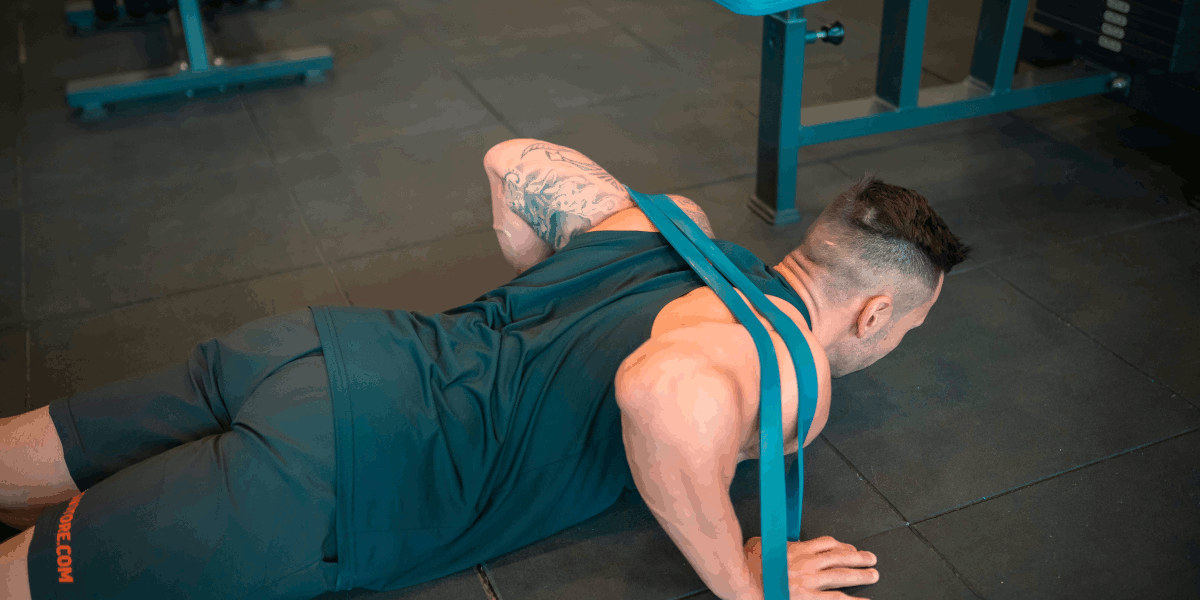 Liegestütze mit Widerstandsbändern