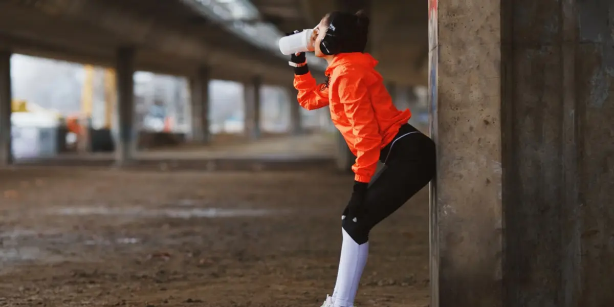 Fitness-Frau trinkt ihren Proteinshake nach dem Training