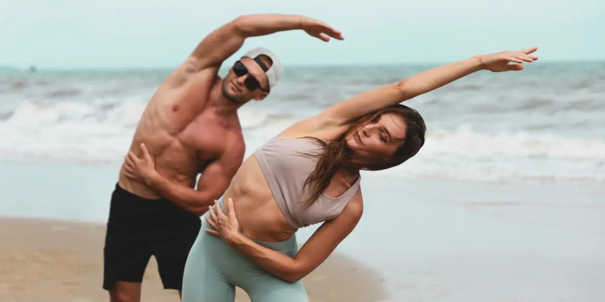 Fit-Paar trainiert am Strand