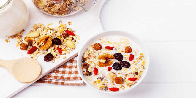 Copos de avena con leche semidesnatada cubierto con una selección de frutas secas Copos de avena con leche semidesnatada cubierto con una selección de frutas secas