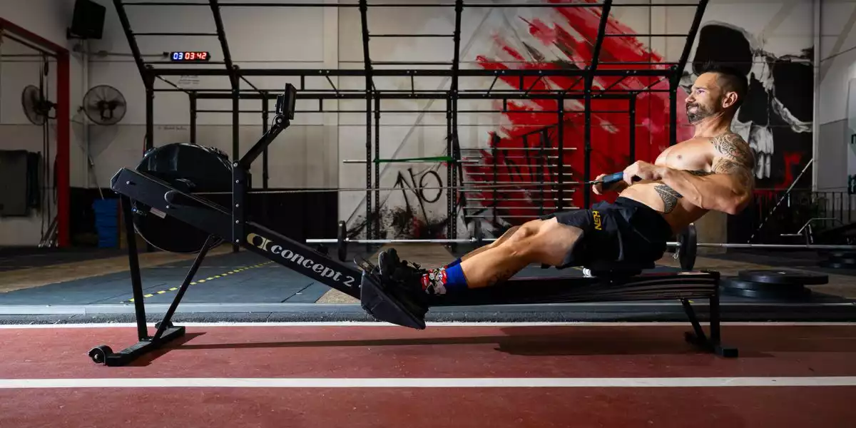 Sportler an der Ruderzugmaschine