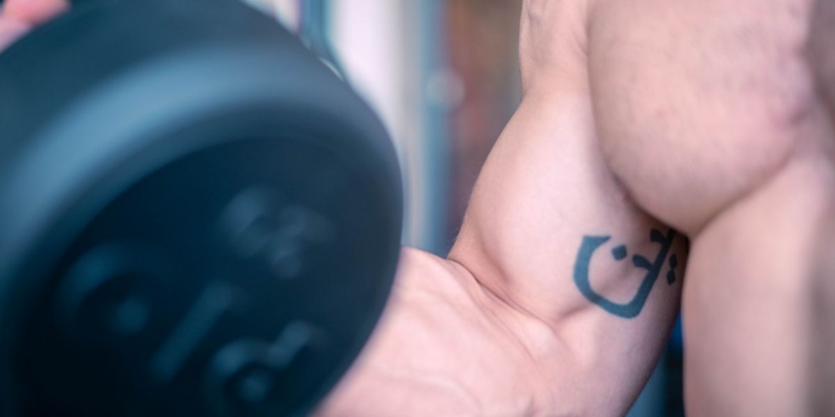Entrenar biceps con mancuerna