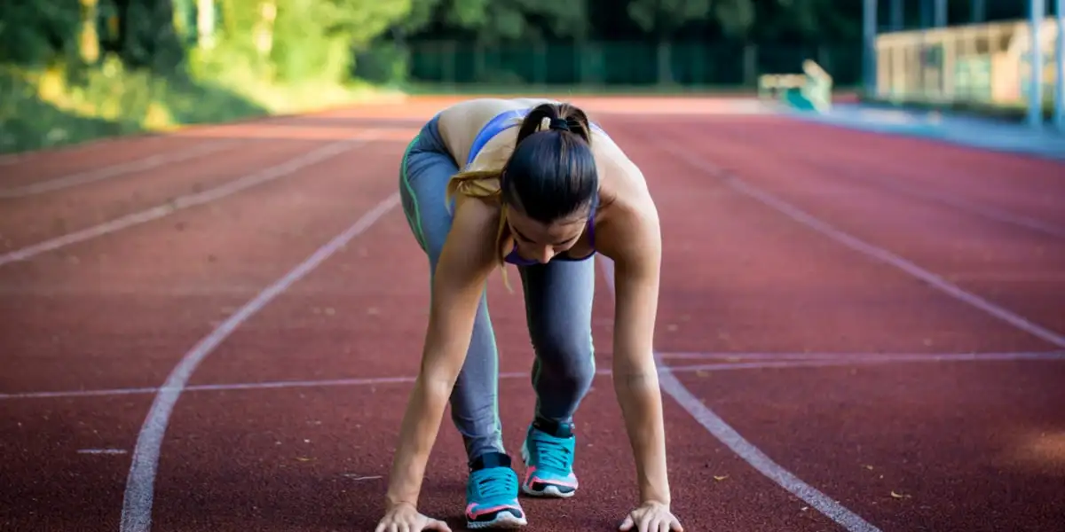 femme pratiquant l'athlétisme