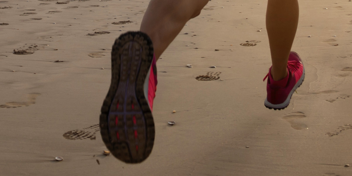 ¿Correr en la playa con o sin zapatillas? ¿Correr en la playa con o sin zapatillas?