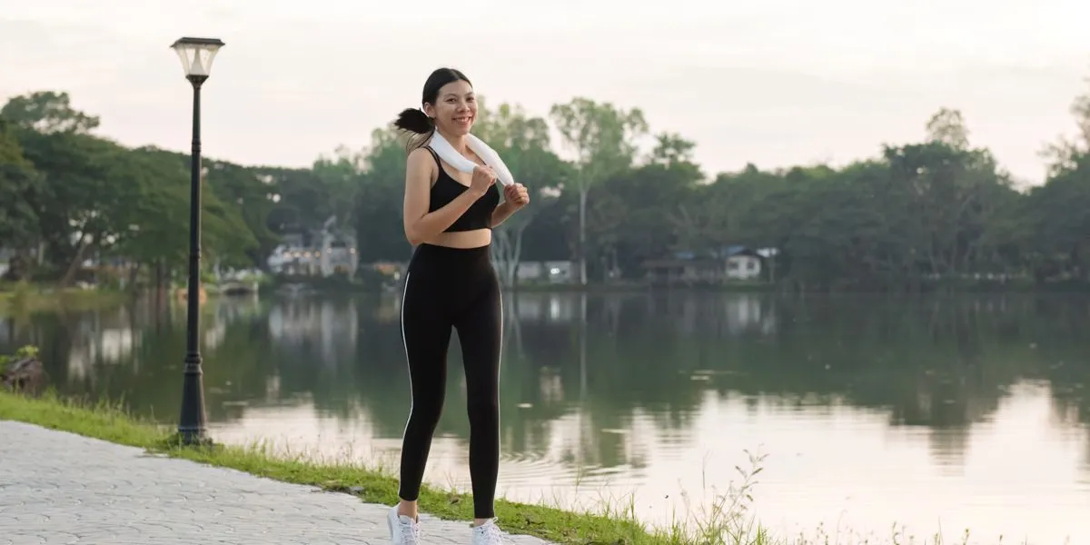Chica corriendo al lado del río Chica corriendo al lado del río