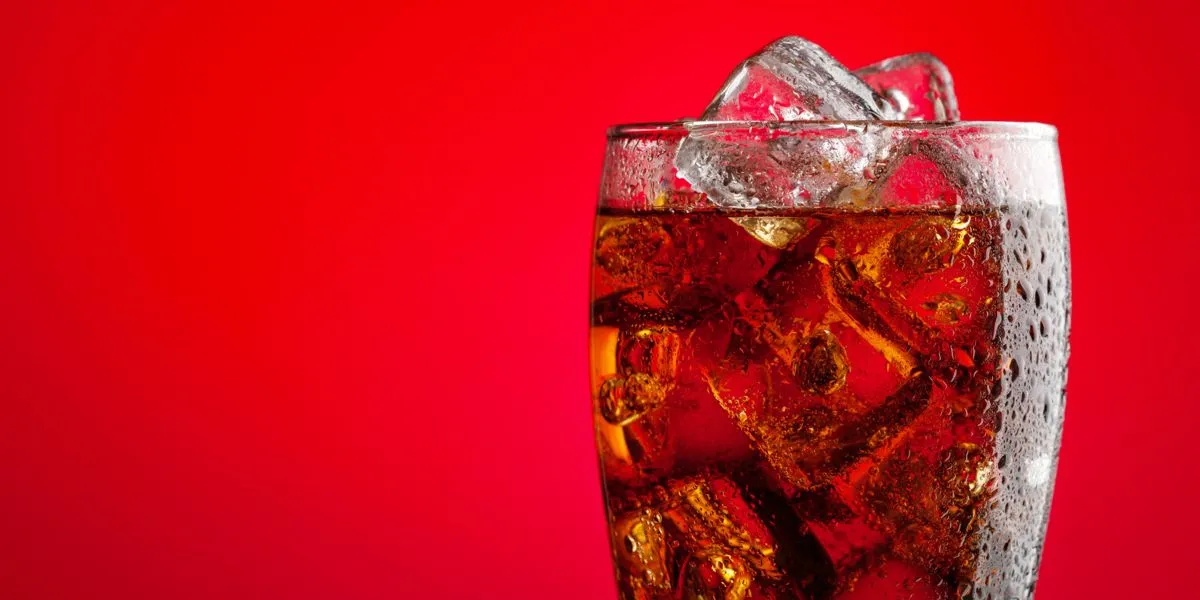 Glas mit Eis und Coca-Cola Zero