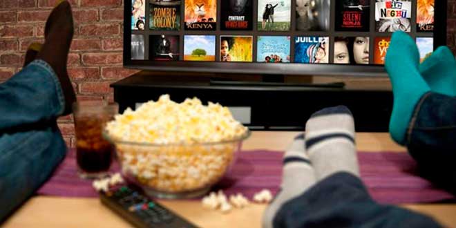 Snacks poco saludables mientras se ve TV