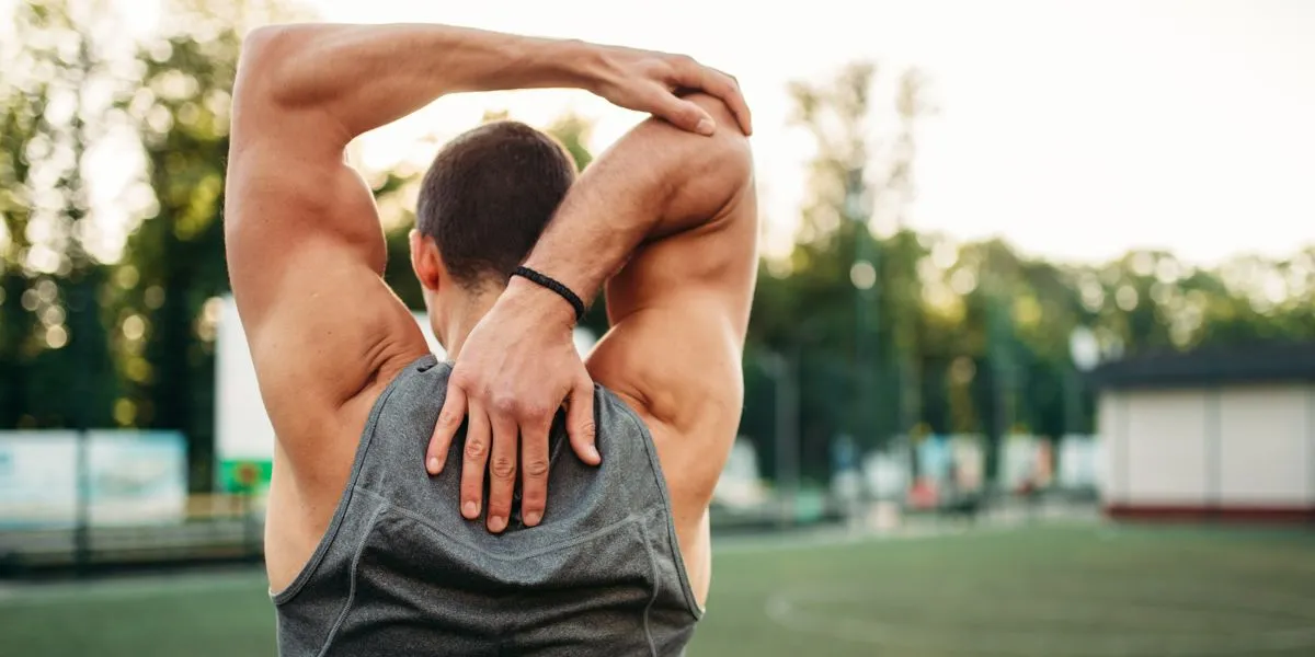 Chico deportista entrenando al aire libre