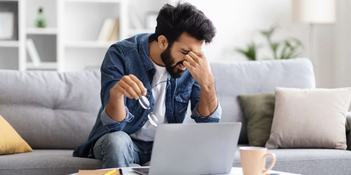 Homem stressado em frente ao computador Homem stressado em frente ao computador