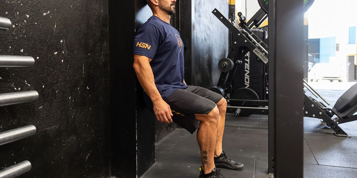 Sentadilla isométrica sobre pared