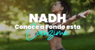 Mujer con los brazos abiertos en mitad del parque