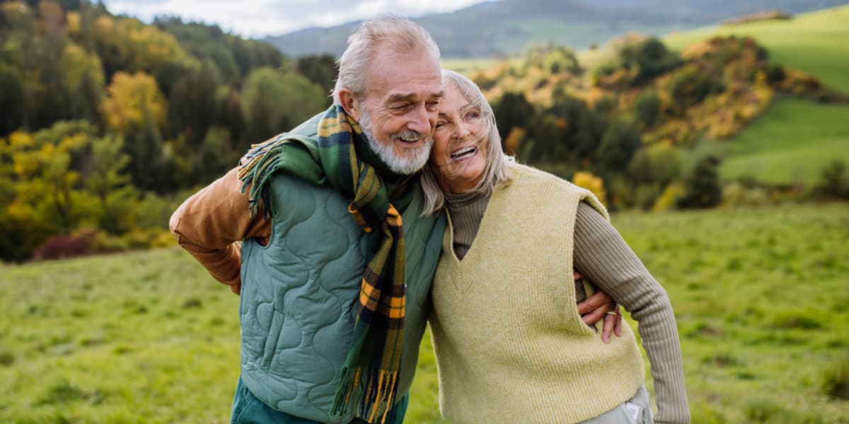 Casal sénior a caminhar pelo monte Beneficios del Mangostán