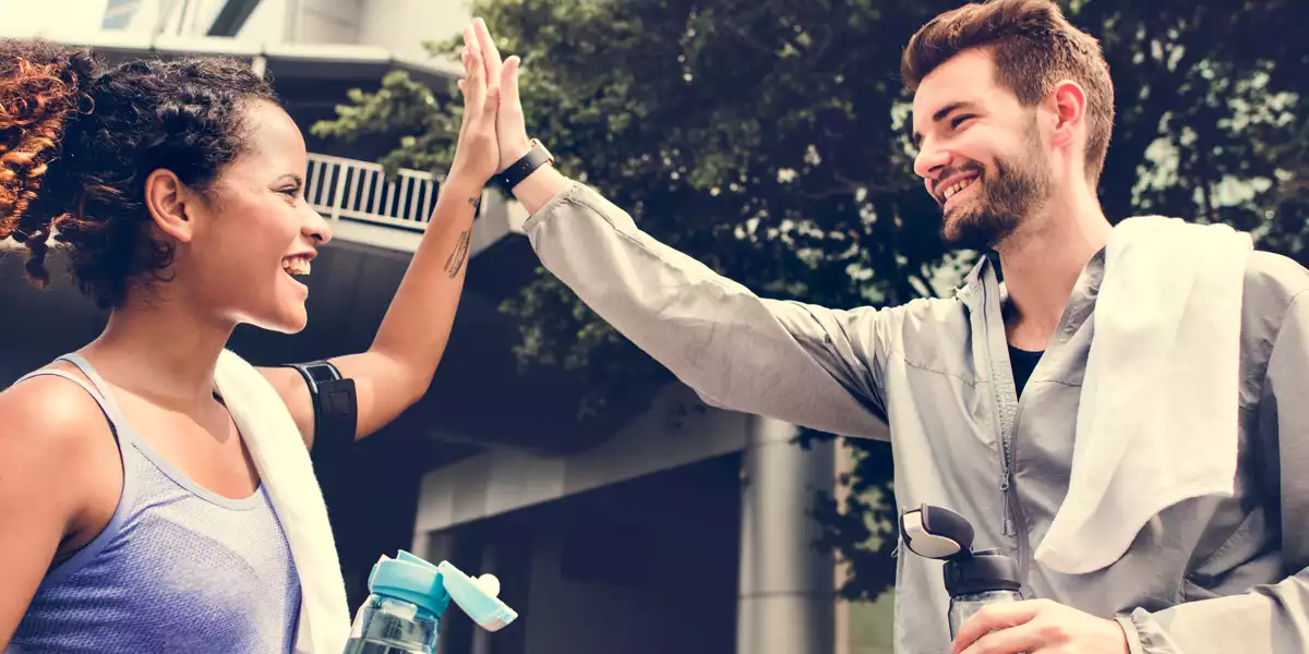 Couple souriant après avoir fait de l’exercice