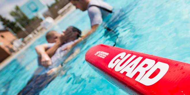 Socorristas realizando nado de acercamiento a una víctima