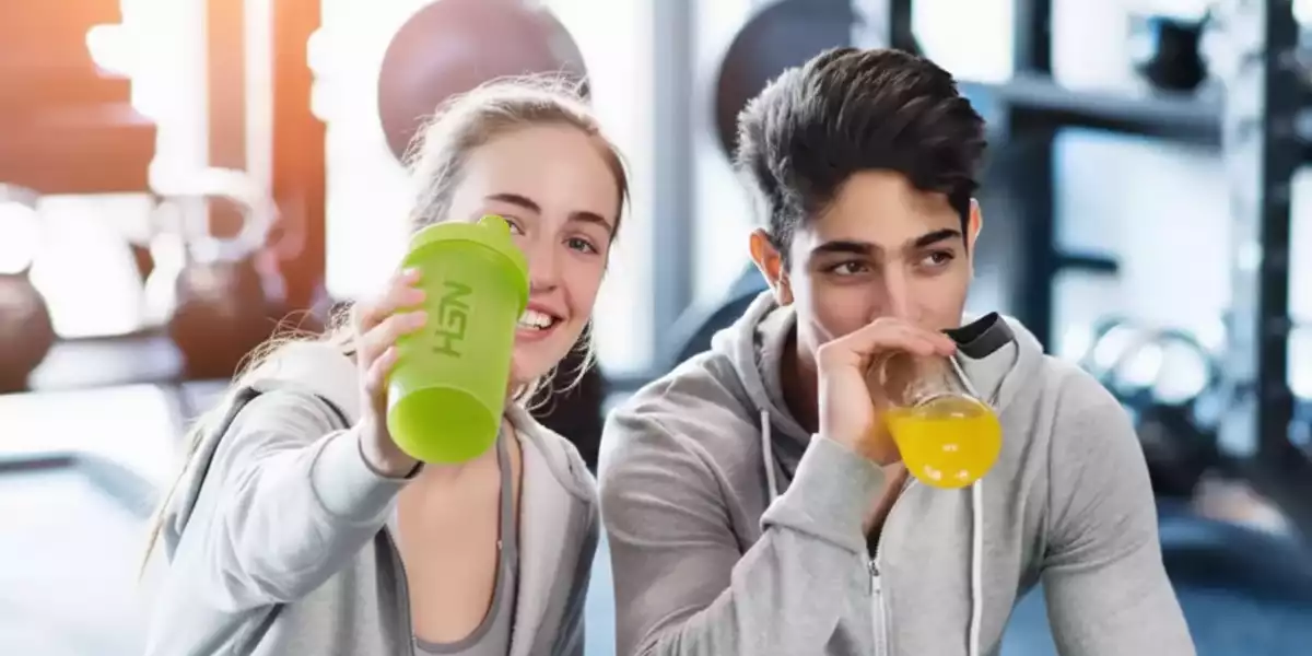 Coppia che assume whey protein dopo l'allenamento Coppia che assume whey protein dopo l'allenamento