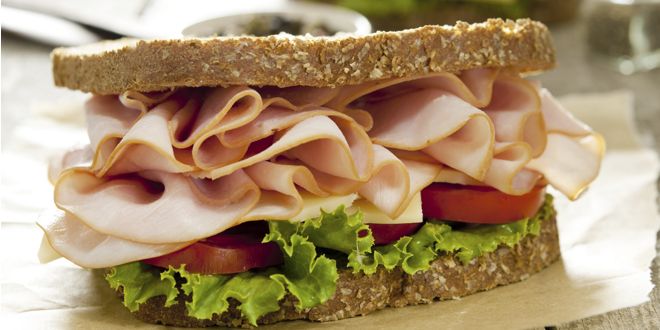 Sandwich de Pan de Centeno, Pavo y Tomate