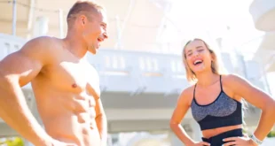 Pareja fitness con abdominales marcados
