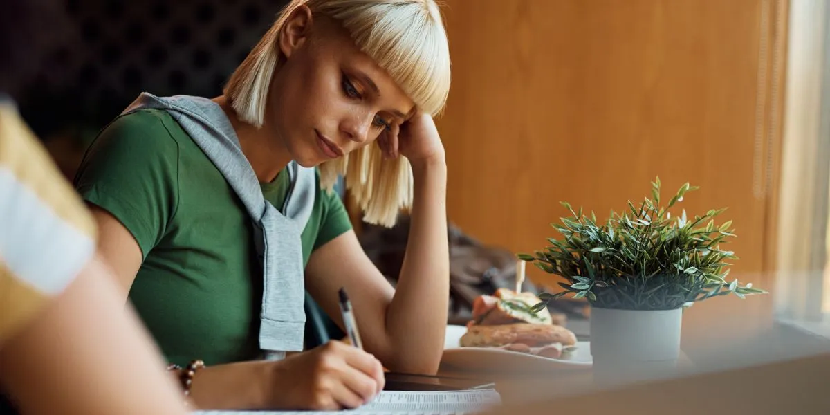 Mädchen studiert an der Universität