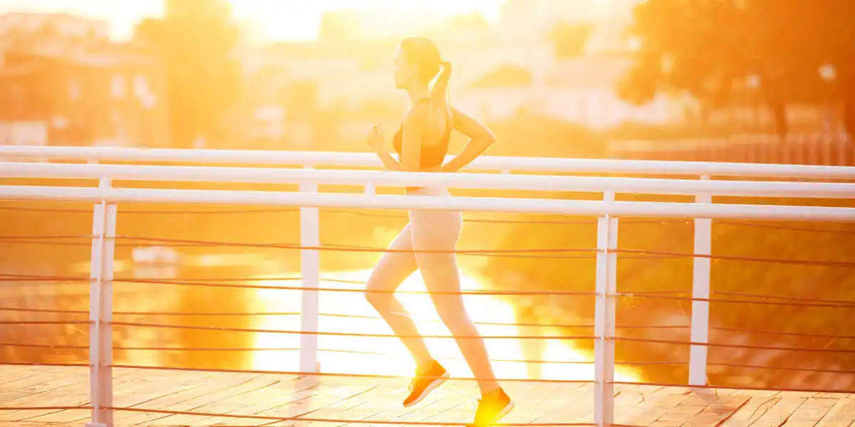 Femme courant dans la rue et prenant le soleil