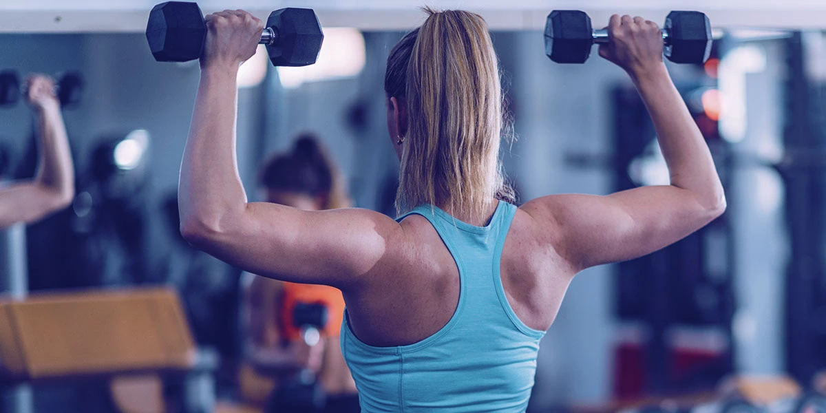 Mulher a treinar força no ginásio