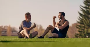 Padre e hijo sentados en el parque