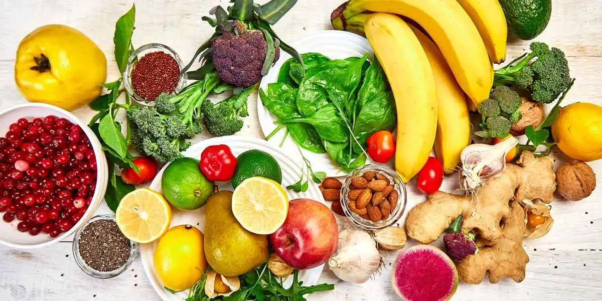 Aliments variés (fruits, légumes, fruits à coque) riches en vitamine b