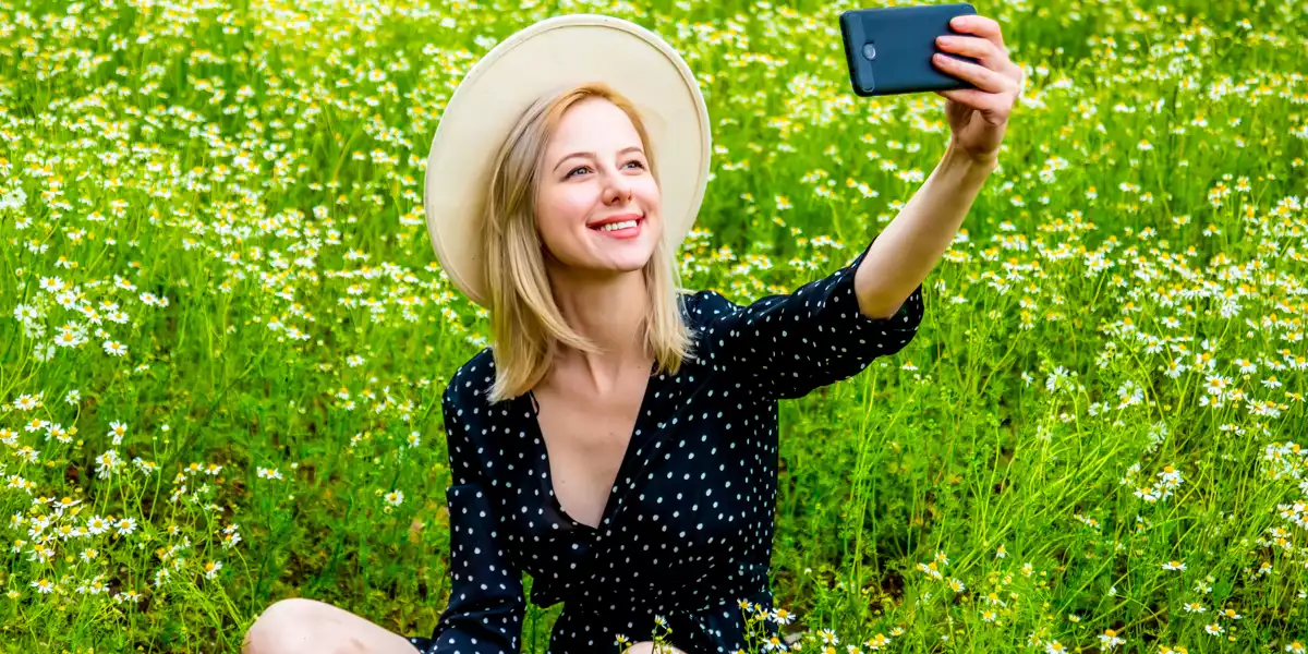 Femme blonde avec peau ferme et douce