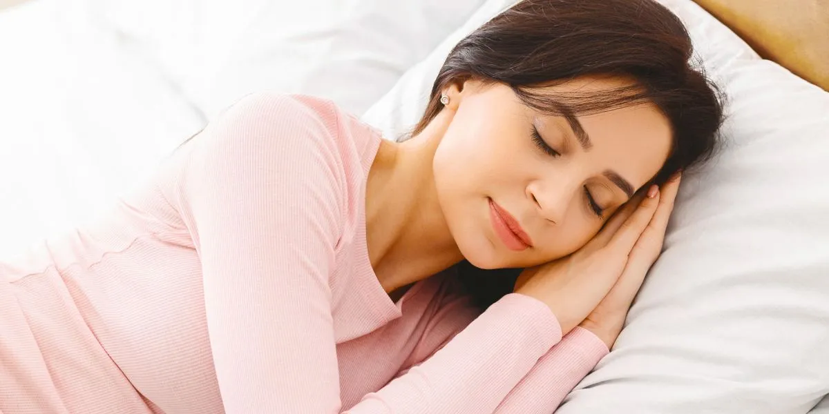 Mujer durmiendo mejor gracias a ingerir alimentos ricos en triptófano