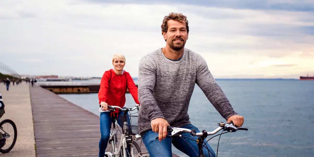Famille faisant une balade à vélo