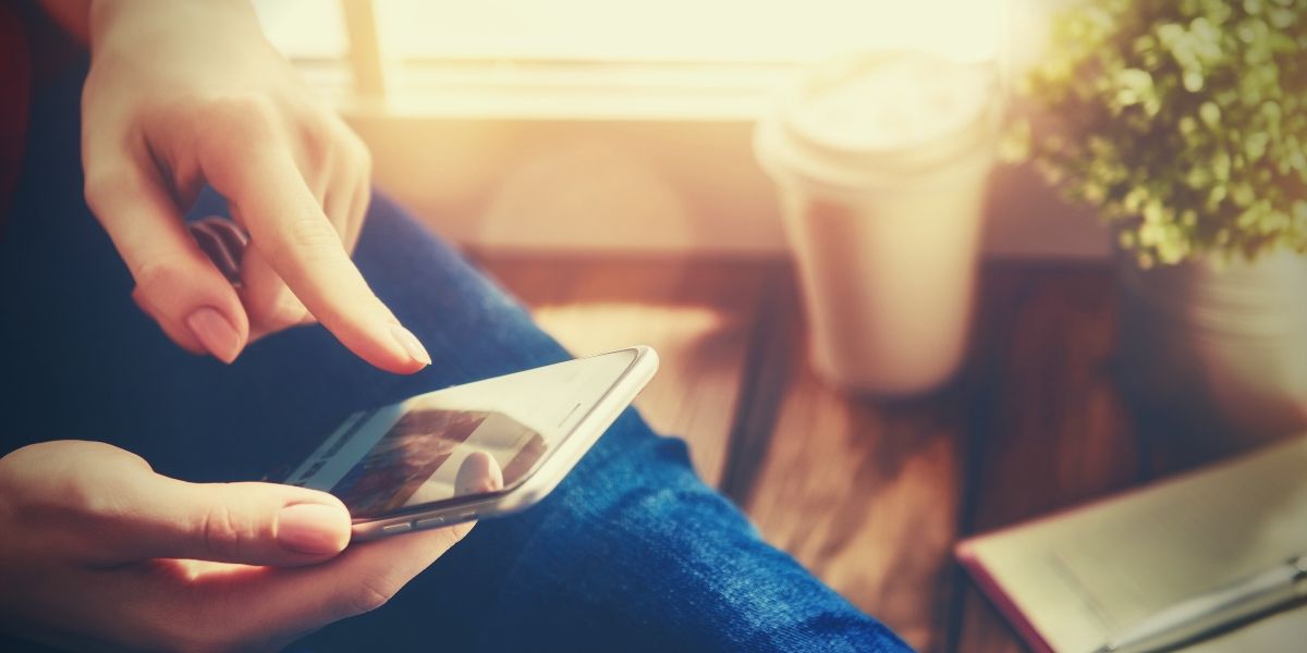 La luz reduce la melatonina La luz reduce la melatonina