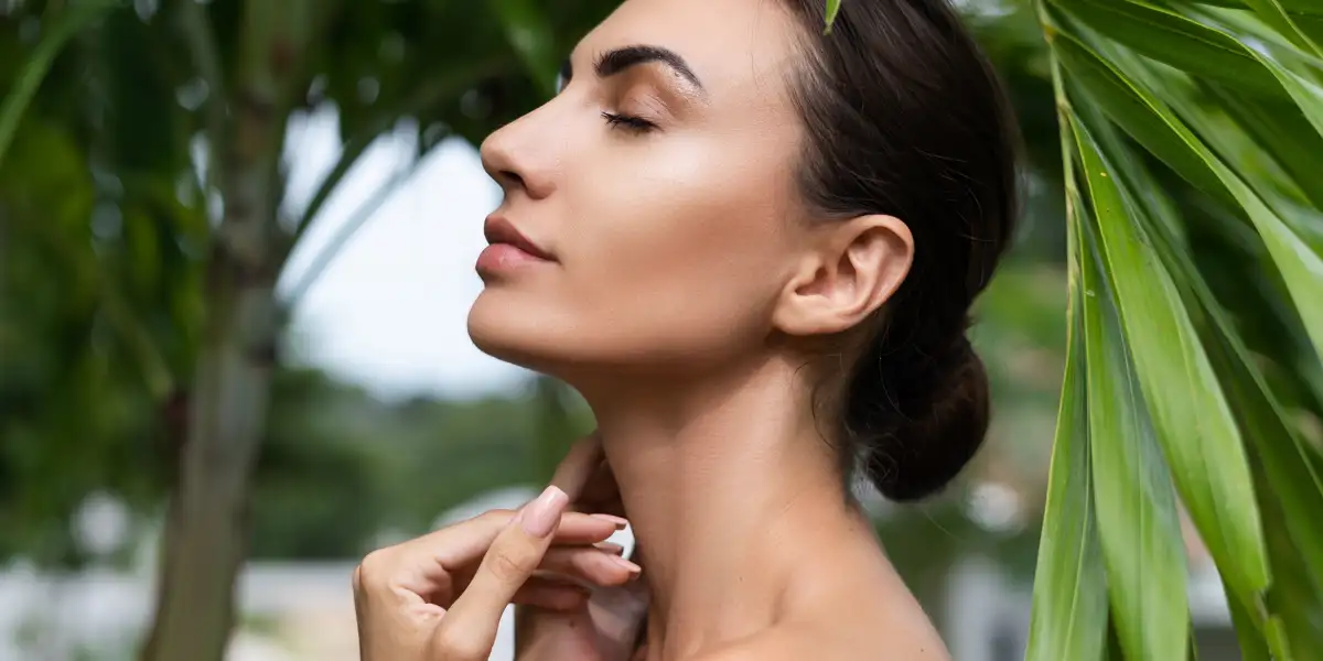 Junge Frau mit glatter und straffer Haut