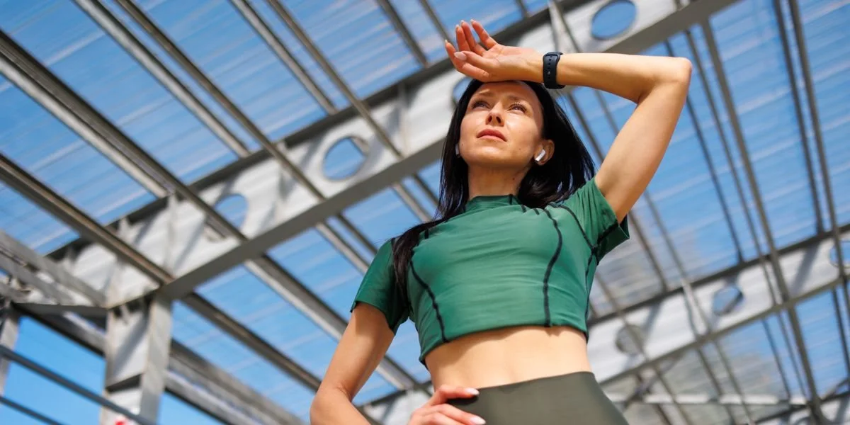 Atleta secándose el sudor y descansando