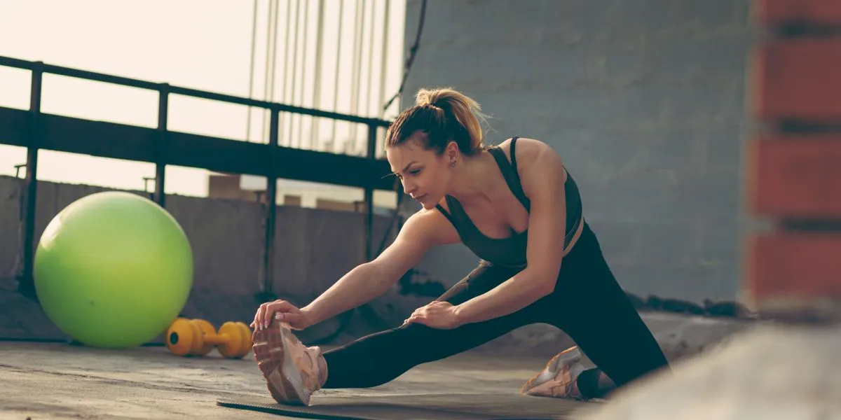 Fille s’étirant à la salle de sport Fille s’étirant à la salle de sport