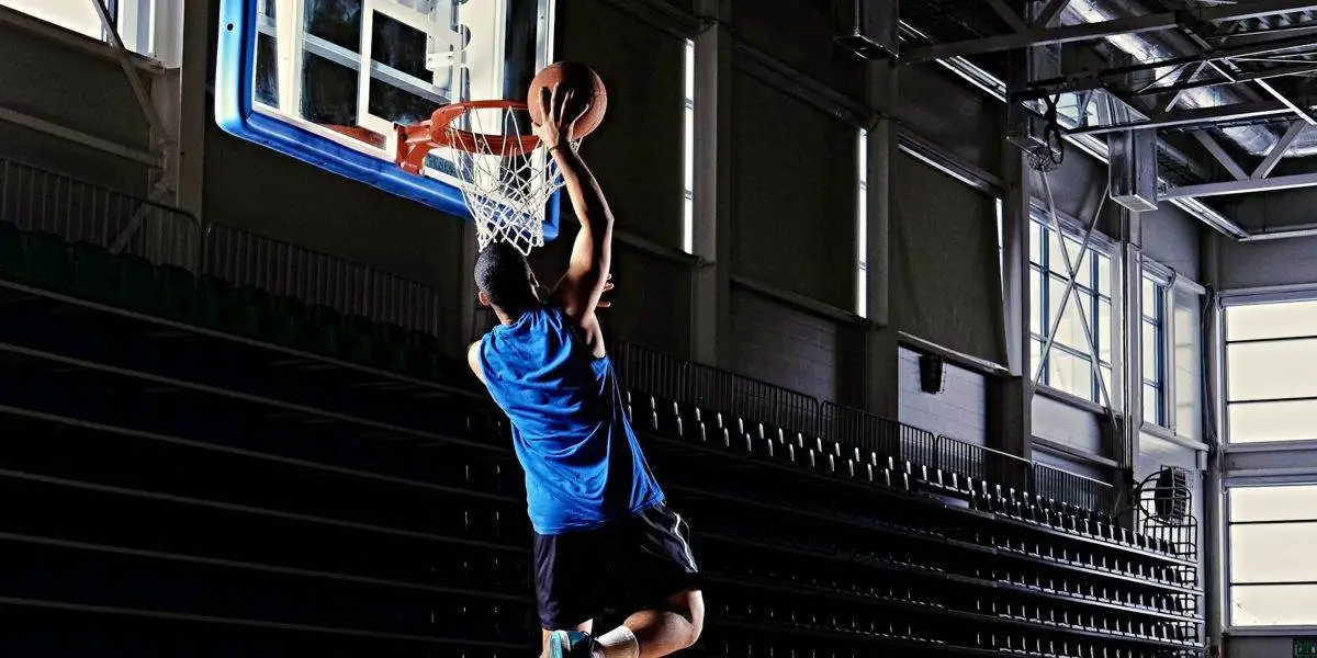 Jugador profesional de baloncesto entrenando en la cancha