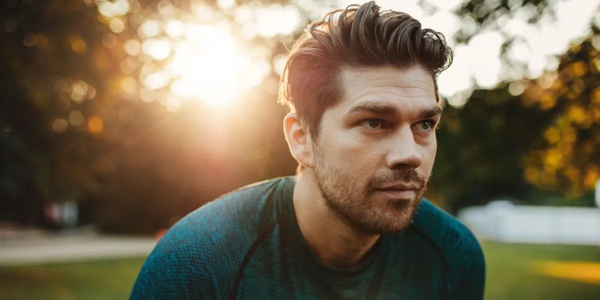 Hombre de mediana edad luciendo una piel sana en el parque